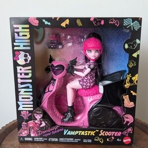 NEW Monster High Draculaura Vamptastic Scooter Doll And Vehicle Playset